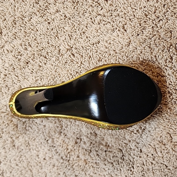 Wild Eye gold high heel wine bottle holder - Picture 4 of 5